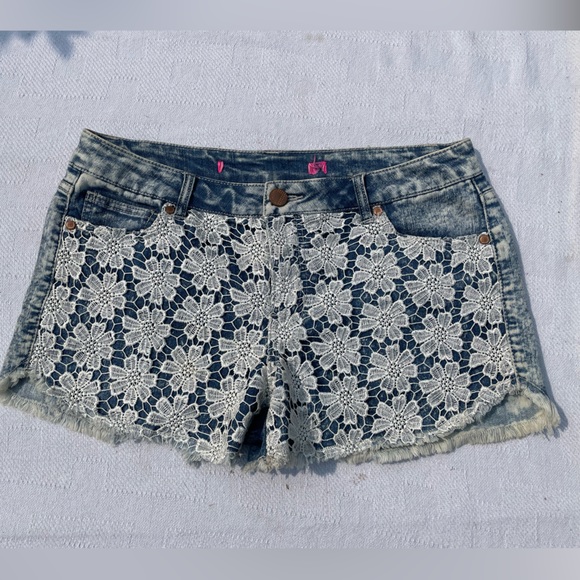 Floral Daisy Jean Shorts - Picture 3 of 3